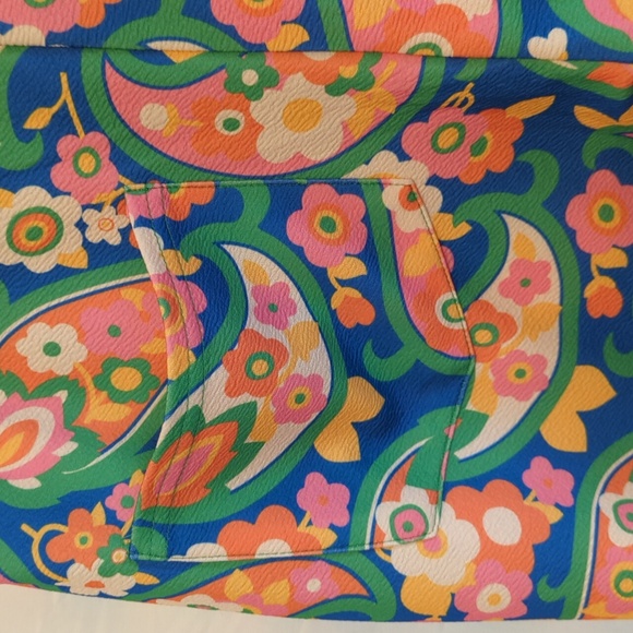 Boho bell bottoms in mod paisley print. Size Large - Picture 6 of 8